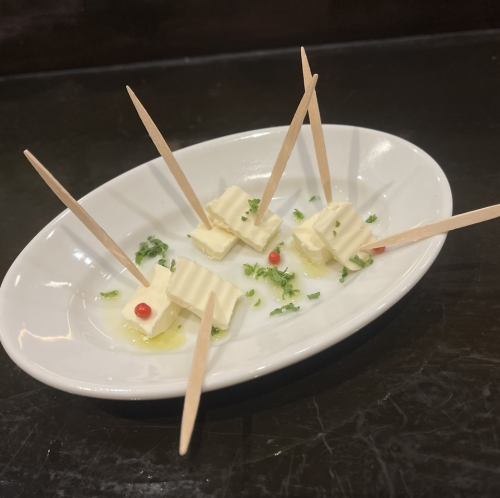 クリームチーズの酒粕漬け　オリーブペッパー