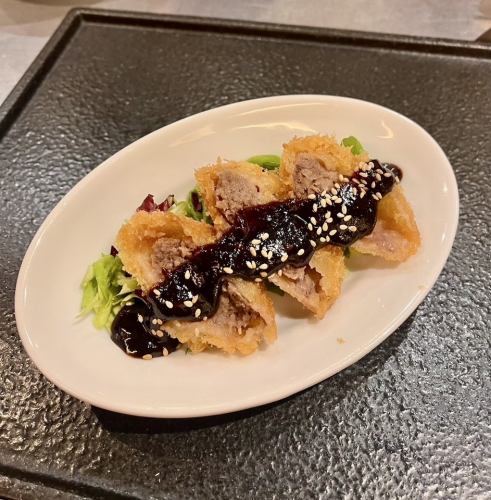 牛たんのメンチカツ　赤味噌ソース