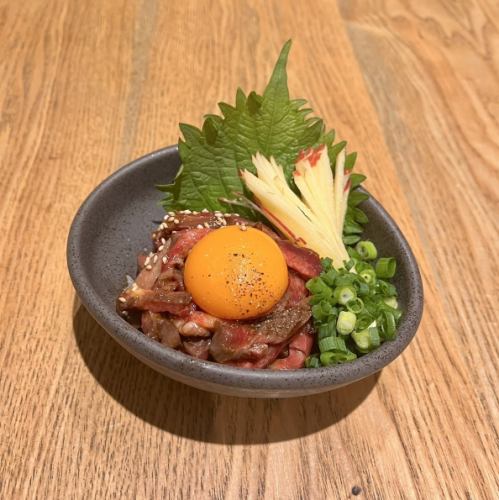 牛たん元の炙りユッケ