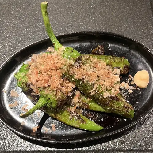 来自调布市大田农场的巨型甜椒,用木炭烤制。