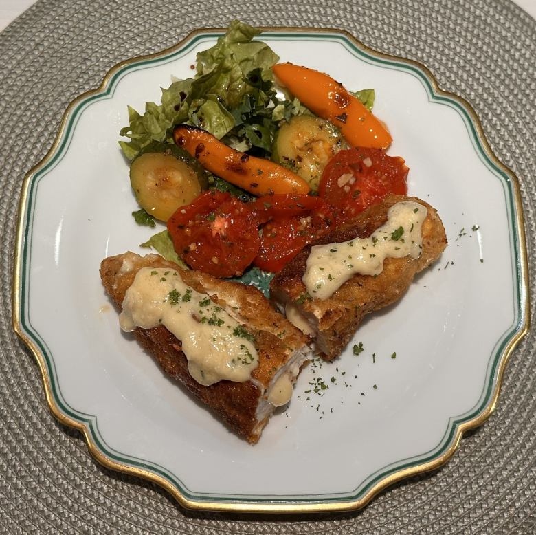 使用京丹波当地鸡胸肉制作的蓝带鸡肉
