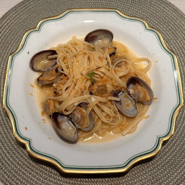 ランチセット　大アサリのリングイーネ・ボッタルガ　カラスミがたくさん入った贅沢なパスタです。