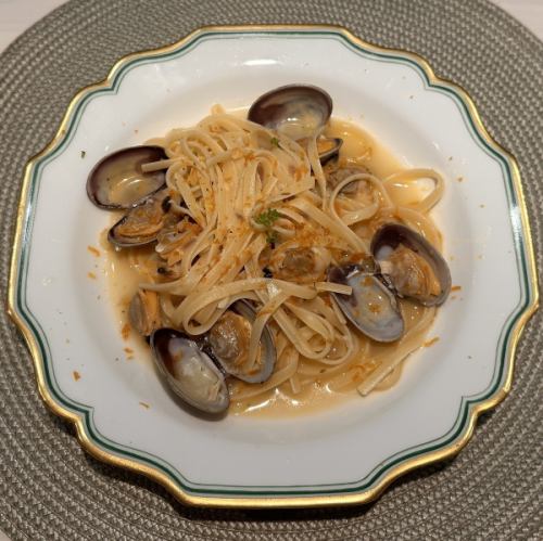 ランチセット　大アサリのリングイーネ・ボッタルガ　カラスミがたくさん入った贅沢なパスタです。