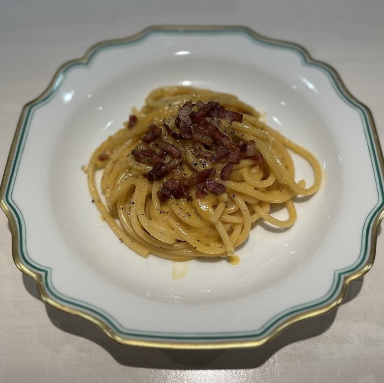 卡邦尼配脆皮培根和帕尔马干酪