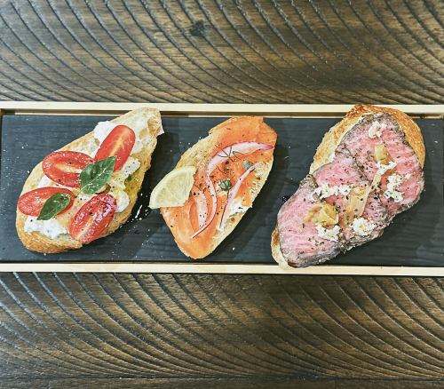 贅沢 黒和牛のローストビーフとマッシュポテトのブルスケッタ