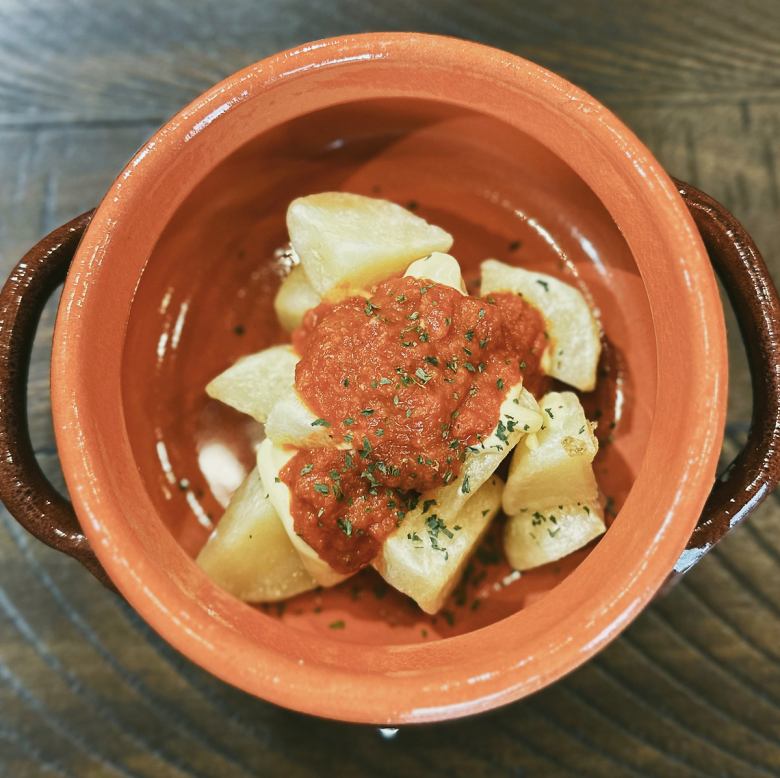 炸薯条配自制蛋黄酱和布拉瓦斯酱