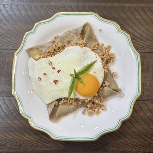 アジアン・ガレット 鶏そぼろと卵のタイ風ガレット