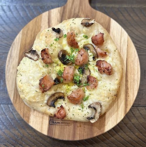 キノコとソーセージのピッツア スパイス風味