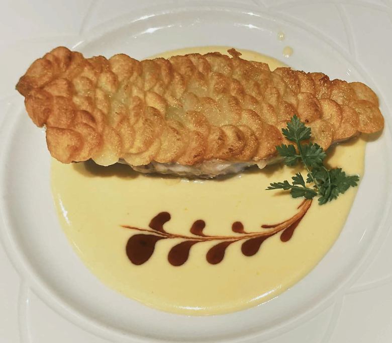 香煎白鱼配土豆鳞片和橙子迷迭香酱