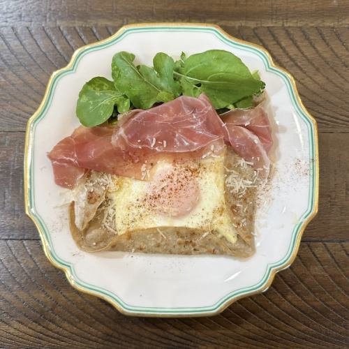 アラカルトメニューから 伝統的なフランス風 生ハムのガレット 【税込1650円】