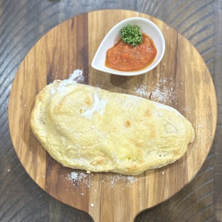 生ハムとリコッタチーズのカルツオーネ