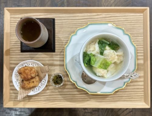 台灣菜:蝦仁餛飩和鹹雞套餐