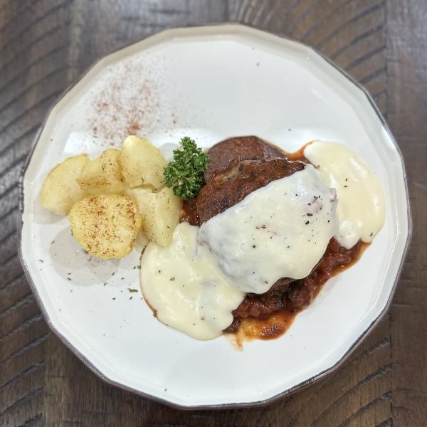 Special Brunch: Black Wagyu beef hamburger steak stewed in red wine with white cheese (2,980 yen including tax)