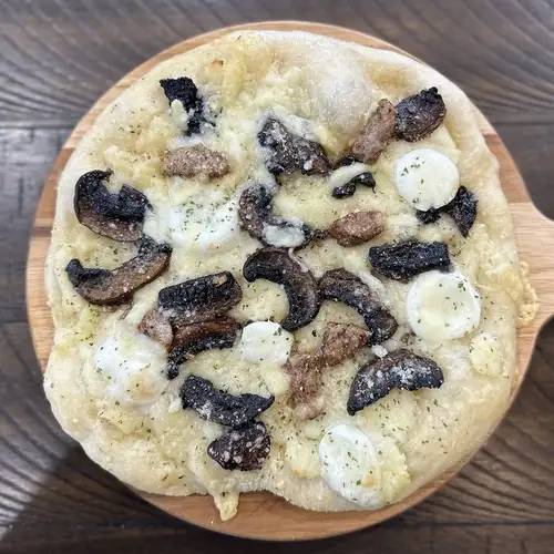秋季风味蘑菇香肠披萨