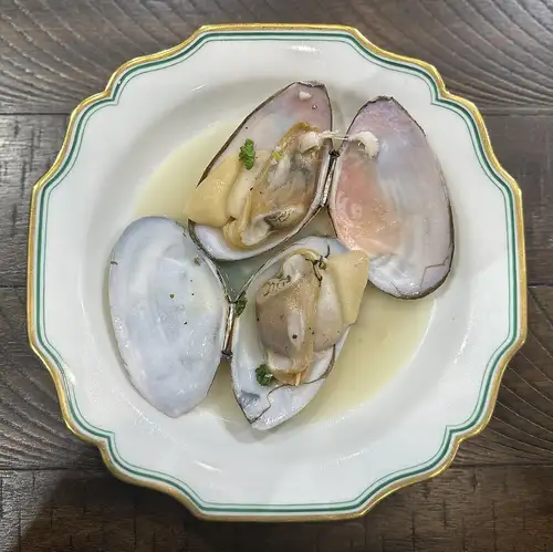 北海道白蛤蜊,鲜甜可口,佐以白葡萄酒蒸制而成。