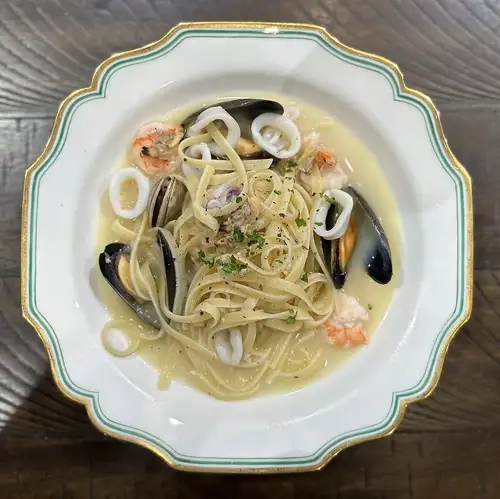 Seafood Pescatore Bianco Linguine