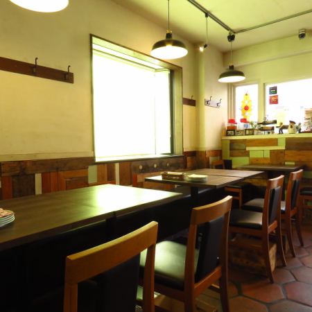 [Fashionable space with a cute interior] The seats on the first floor, where the bright sunlight shines, have a stylish and casual atmosphere ♪ Girls'associations, moms' associations, meals with friends and company friends, and of course various banquets, etc. It can be used for situations ◎ We also accept reservations.Please feel free to contact us!