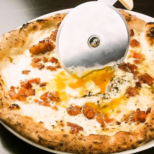 这是披萨，但是培根蛋面！？现在流行的披萨