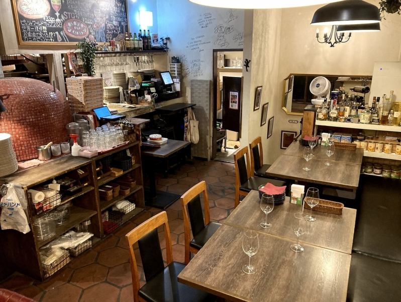 【距离洗足池站很近，从旗野台坐电车只要2分钟（2站）！】 1楼有特制的柴火烤炉，让人感觉轻松愉快♪ 地下室则是充满平静安逸氛围的空间，仿佛是秘密的藏身之处！我们还设有沙发座位，您可以在这里放松身心。