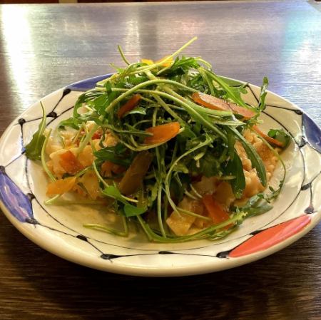 玛法尔达配银鱼、干鲻鱼子和芝麻菜