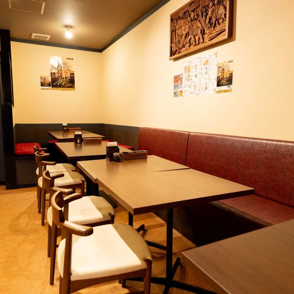 都会の喧騒を忘れさせる落ち着いた照明と心地よいBGM。ゆったりと流れる時間の中で、本格カレーを心ゆくまで堪能できる食べ飲み放題。週末の自分へのご褒美に。