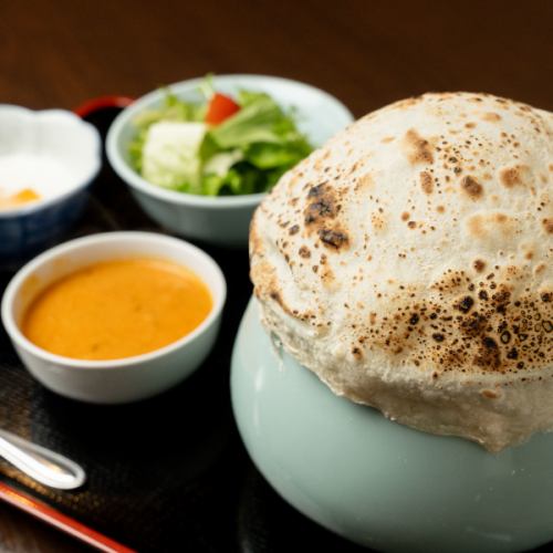 焼き立て食べごたえありのナン包み焼きカレー