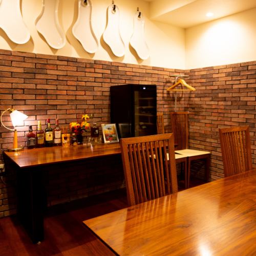 The central complete private room that goes through the wine cellar can accommodate up to 6 people.Solid wood tables and brick walls make your daily gatherings a little more fashionable.It is a table seat, so it is recommended for meals.
