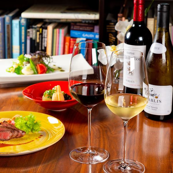 お料理やお客様の気分に合わせて、ワイン、日本酒、カクテル、果実酒など様々なお酒をお楽しみいただけるように幅広くラインナップを揃えています。