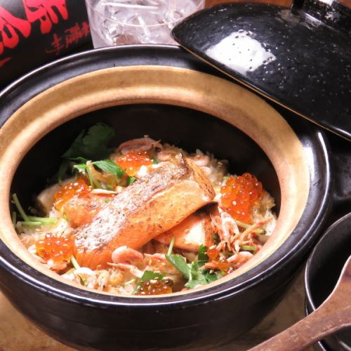 Stir-fried rice with coho salmon and Tamba shimeji mushrooms, garnished with salmon roe and mitsuba leaves