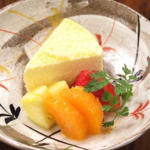 Tart fromage with seasonal fruits