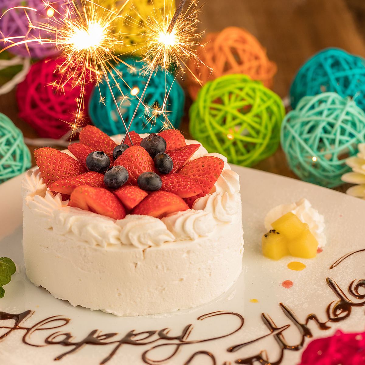 在生日或週年紀念日用您名字的特殊甜點盤慶祝♪