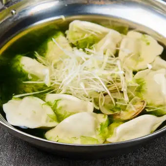 【靜岡盛宴套餐】包含水煮海苔餃子、炸竹莢魚等，共7道菜，含2小時暢飲，價格4000日元