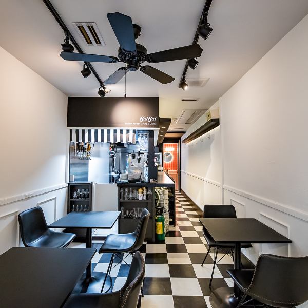 黒と白を基調としたモダンで洗練された店内です。韓国料理店とは思えないほどスタイリッシュな空間で、デートや女子会に最適。落ち着いた照明と活気ある雰囲気のバランスが心地よく、美酒とこだわりの逸品をゆっくりと楽しめます。総席数は14席で、お一人様～グループまで、様々なシーンでご利用いただけます。