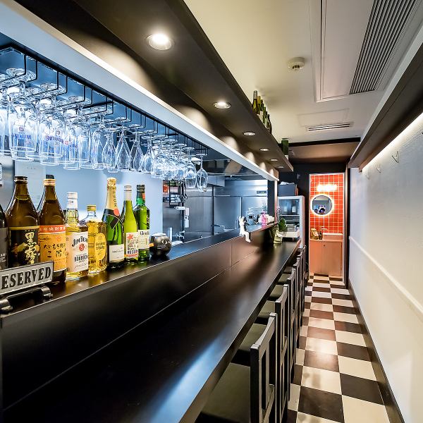 長堀橋駅徒歩3分の好立地にある隠れ家のようなお店です。一歩足を踏み入れると、黒と白の市松模様の床が目を引くモダンな空間。清潔感があり、居心地の良さを追求しました。カウンター席とテーブル席があり、デートや仕事帰りの一杯など、日常使いから特別な日まで幅広くご利用いただけます。