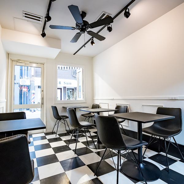 スタイリッシュで落ち着いた照明の店内には、カウンター席とテーブル席をご用意しております。韓国創作料理を気軽に楽しめる、まるでバルのような雰囲気です。デートや親しい友人との食事など、プライベートな時間を大切にしたい方におすすめ。当店自慢のドリンク充実のメニューで、会話も弾みます！