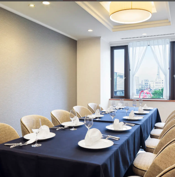 店内には個室を複数ご用意。大切な日のお祝いやご会食、法要、接待など、ご利用目的に応じてお席をご用意させていただきます。完全個室のため周りの目を気にすることなく存分にお食事を楽しむことができます。こちらの完全個室は最大24名までお受けすることが可能です。