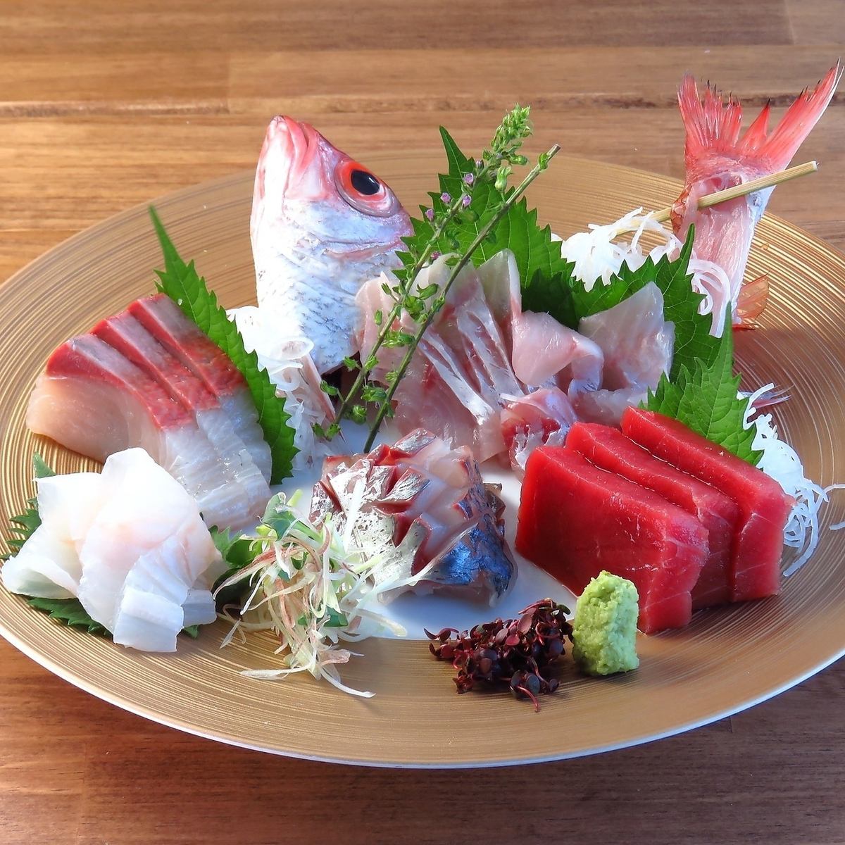 お刺身の盛り合わせ等、産地直送の鮮魚を使った料理がイチオシ！