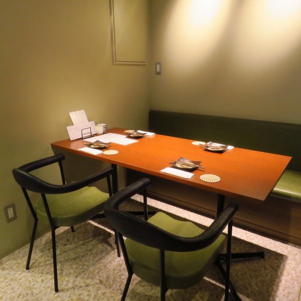 【◆テーブル＆カウンター席◆】当店では、テーブル席とカウンター席をご用意しております。ハイチェアタイプとなっており、店名にもある”バル”の雰囲気で、しっぽりお楽しみいただけるお店です！1名様からでもご利用可能なテーブル席、そして最大6名様でご利用可能な広めのテーブル席もございます♪