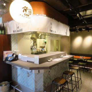 お一人様からしっぽりお楽しみいただけるカウンター席を、全8席ご用意しております。ゆったりおくつろぎいただけるお席で、サク飯・サク飲みも大歓迎です！