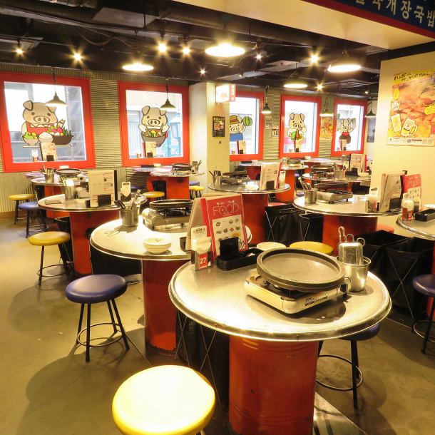 像韩国摊位这样的桌子上的座位♪银色的圆桌营造出更像摊位的外观♪从午餐时间到晚餐时间与家人，朋友，同事等一起享用各种宴会♪