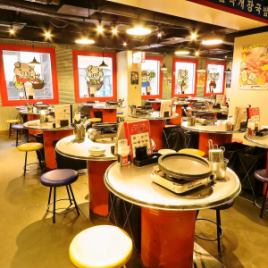 [Table seats] If you enjoy cooking and drinking in the lively restaurant, you will definitely feel like Korea ♪ You can use it according to the scene from crispy drinks to chartered banquets.Since it is a movable table, the layout can meet the customer's request.Please do not hesitate to contact us.