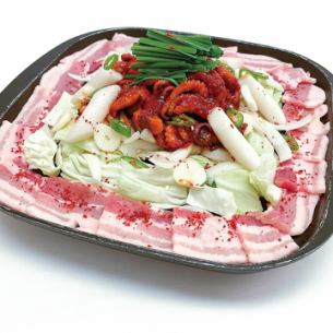 Chusam-bokkeum (stir-fried chukmi and samgyeopsal) <2 servings>
