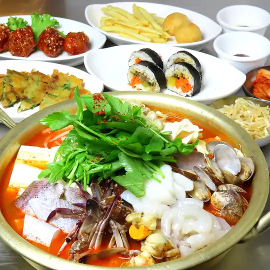 当天预订没问题！海鲜火锅套餐（含标准畅饮）5,500日元 → 4,500日元