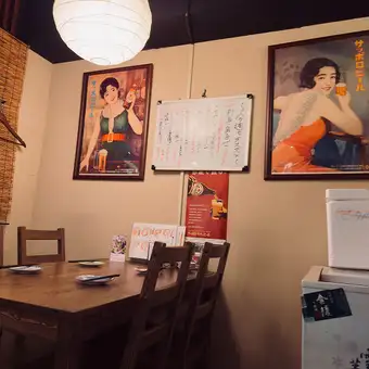 【テーブル席】会社帰りやご家族とのお食事会、女子会などにご利用いただけるお席をご用意しております。店内は暖色系の照明に木目調の温かみ溢れる内装が調和し、都心にいることを忘れられるような居心地の良い空間が魅力です。貸切などの大人数でのご利用も大歓迎ですので、お気軽に人数などをご相談ください。
