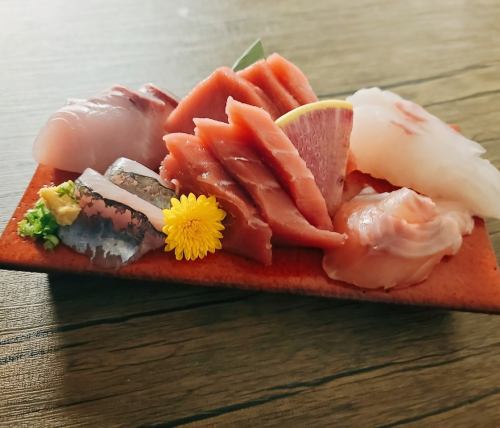 A 7-piece sashimi platter including medium fatty tuna