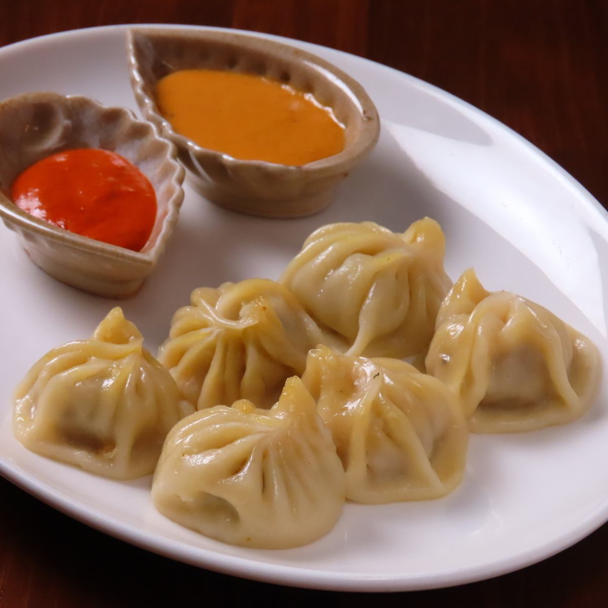 手作りのネパール伝統蒸し餃子モモを心ゆくまでお楽しみください