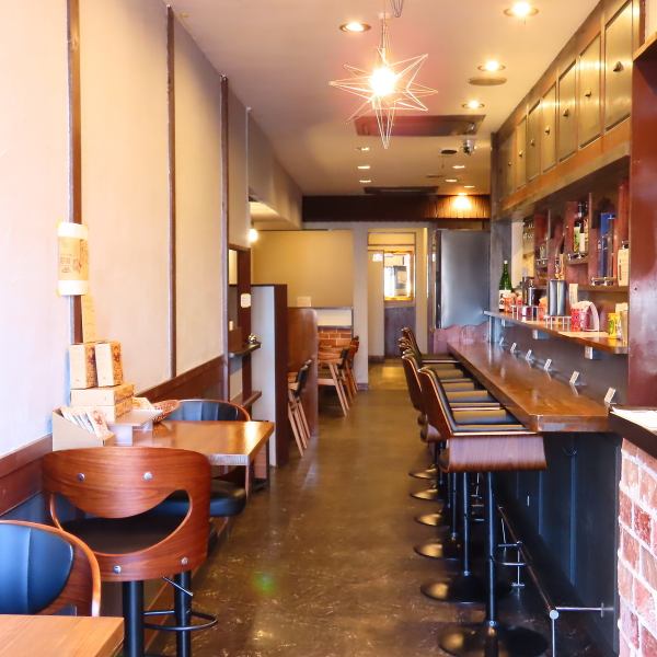 【カウンター席完備◎】お仕事帰りのサク飲みにぴったりなカウンター席をご用意しています。手作りのモモや香ばしいサテなど、絶品おつまみを楽しみながら、リラックスした時間をお過ごしください。アットホームな雰囲気の中で、ご友人や同僚と共に楽しいひとときをお楽しみいただけます!お一人様でのご利用も大歓迎♪