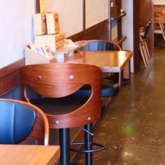 【2名様用テーブル席×3卓】カジュアルな雰囲気の中で、恋人や親しい方との特別な時間をお楽しみいただけるテーブル席をご用意。出来立てのお料理やドリンクを囲んでリラックスした空間で、心ゆくまで会話をお楽しみください!