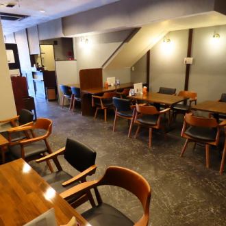 【3名様用テーブル席×1卓】温かい雰囲気の中で、親しい方との特別な時間をお楽しみいただけるテーブル席をご用意。出来立てのアジアン料理を囲んで楽しいひとときをお過ごしください!ナチュラルワインも豊富にご用意しております♪