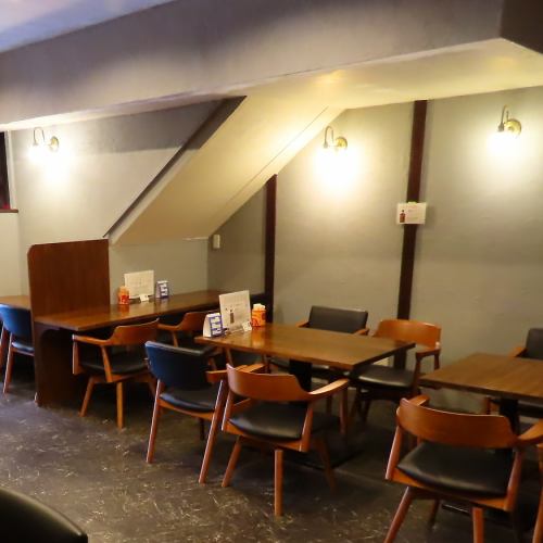 食事も会話も楽しめるテーブルをご用意☆